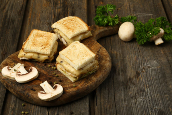 Горячие сэндвичи с куриной грудкой, листовым салатом, грибами и сыром