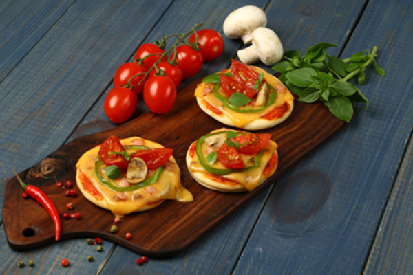 Пицца с салями, беконом, томатом, маслинами и сыром