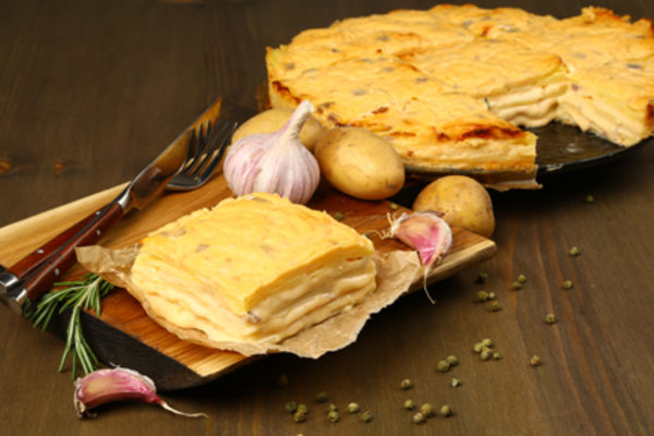 Картофельный гратен Дофинуа с сырной корочкой и свежим розмарином