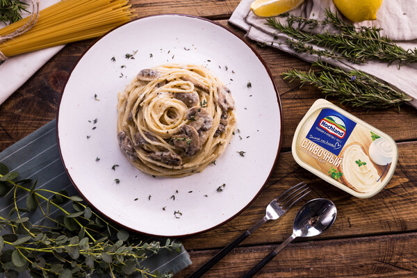 Приготовление спагетти с грибным соусом со сливками.