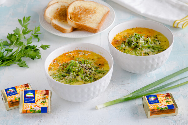 Сырный суп с зеленым горошком и травами
