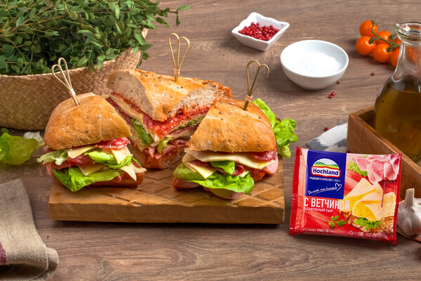 Большой итальянский сэндвич на чиабатте с томатным соусом