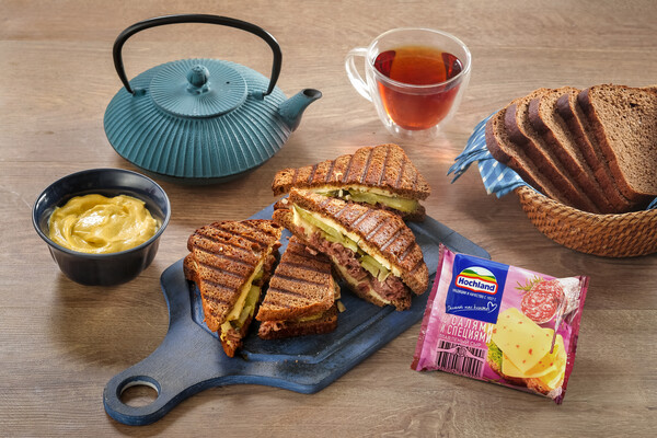 Сэндвич на ржаном хлебе с тушенкой и солеными огурцами 